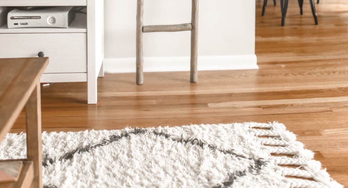 Voici comment nettoyer les tâches et les odeurs de vos tapis.