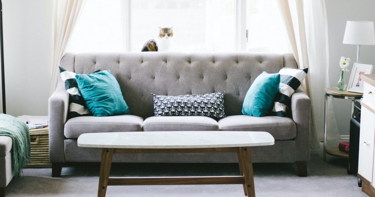 Comment bien protéger son divan pour éviter les nettoyages fréquents ?