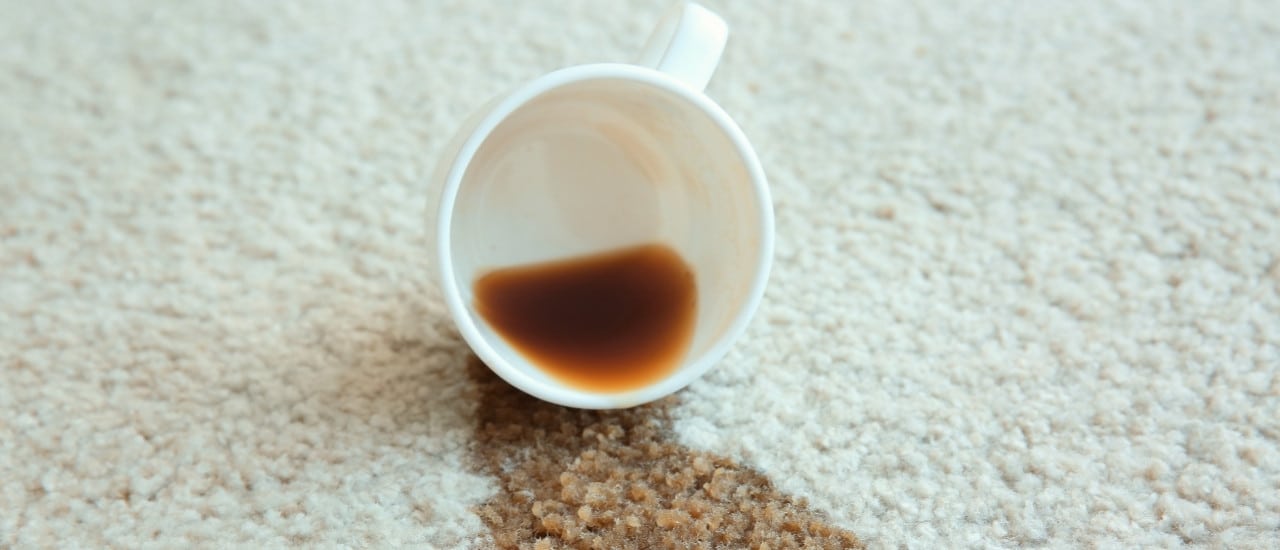Comment enlever les taches de café sur votre tapis